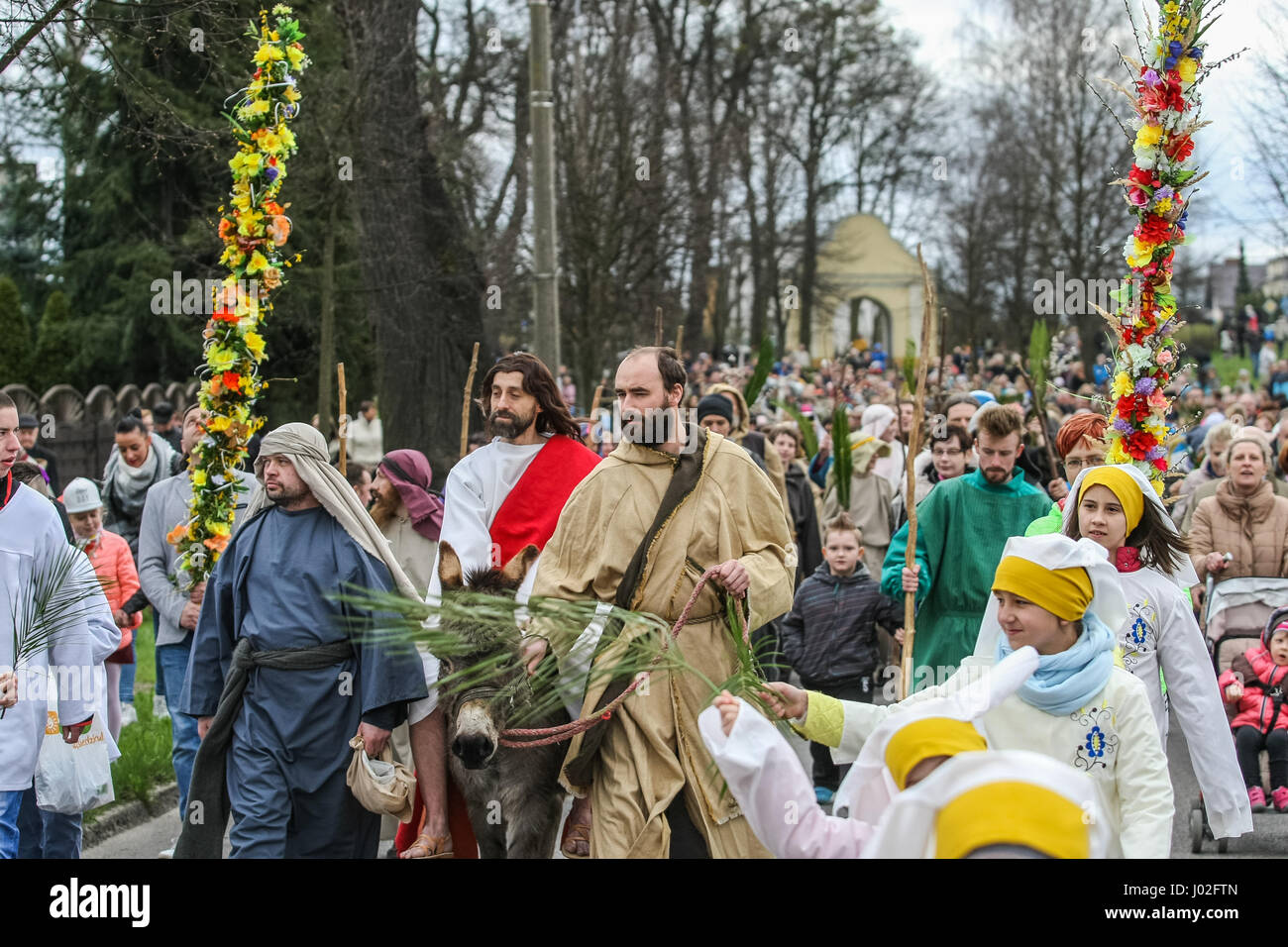 Wejherowo, Polen. 9. April 2017. Am Palmsonntag Prozession Teilnehmer werden am 9. April 2017 in Wejherowo, Polen gesehen. Am Palmsonntag fällt auf den Sonntag vor Ostern. Das fest erinnert an den Einzug Jesu in Jerusalem. Bildnachweis: Michal Fludra/Alamy Live-Nachrichten Stockfoto