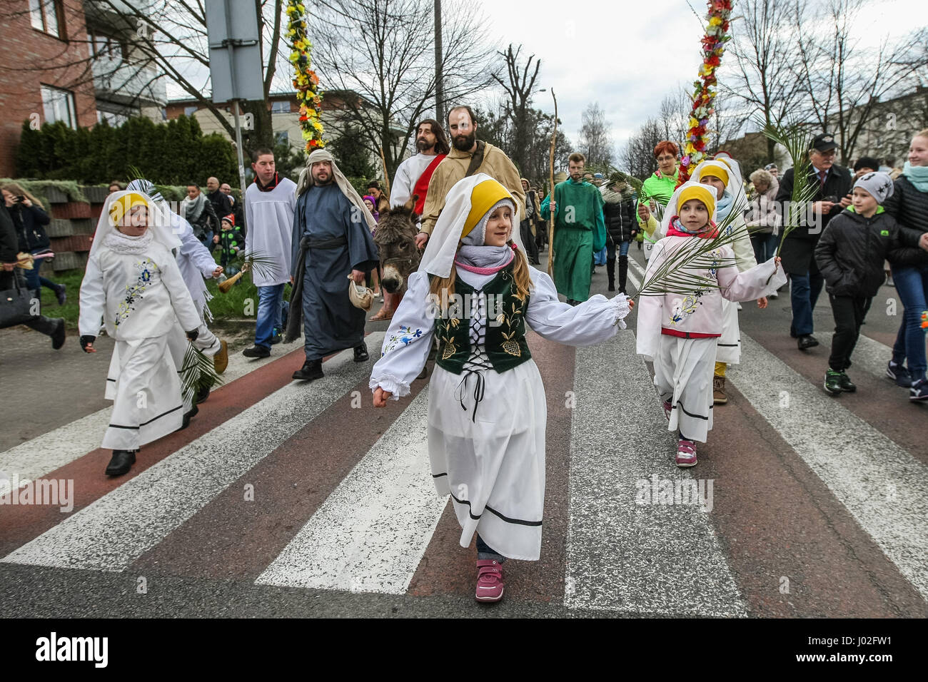 Wejherowo, Polen. 9. April 2017. Am Palmsonntag Prozession Teilnehmer werden am 9. April 2017 in Wejherowo, Polen gesehen. Am Palmsonntag fällt auf den Sonntag vor Ostern. Das fest erinnert an den Einzug Jesu in Jerusalem. Bildnachweis: Michal Fludra/Alamy Live-Nachrichten Stockfoto