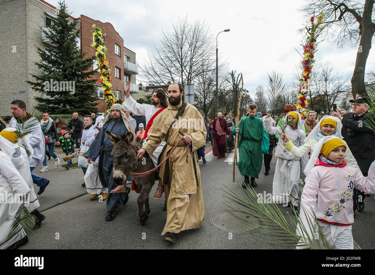 Wejherowo, Polen. 9. April 2017. Am Palmsonntag Prozession Teilnehmer werden am 9. April 2017 in Wejherowo, Polen gesehen. Am Palmsonntag fällt auf den Sonntag vor Ostern. Das fest erinnert an den Einzug Jesu in Jerusalem. Bildnachweis: Michal Fludra/Alamy Live-Nachrichten Stockfoto
