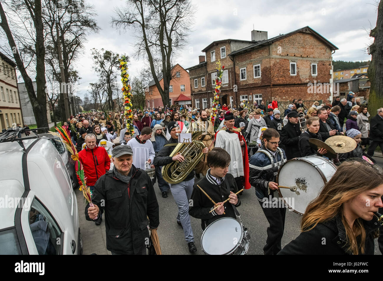 Wejherowo, Polen. 9. April 2017. Am Palmsonntag Prozession Teilnehmer werden am 9. April 2017 in Wejherowo, Polen gesehen. Am Palmsonntag fällt auf den Sonntag vor Ostern. Das fest erinnert an den Einzug Jesu in Jerusalem. Bildnachweis: Michal Fludra/Alamy Live-Nachrichten Stockfoto
