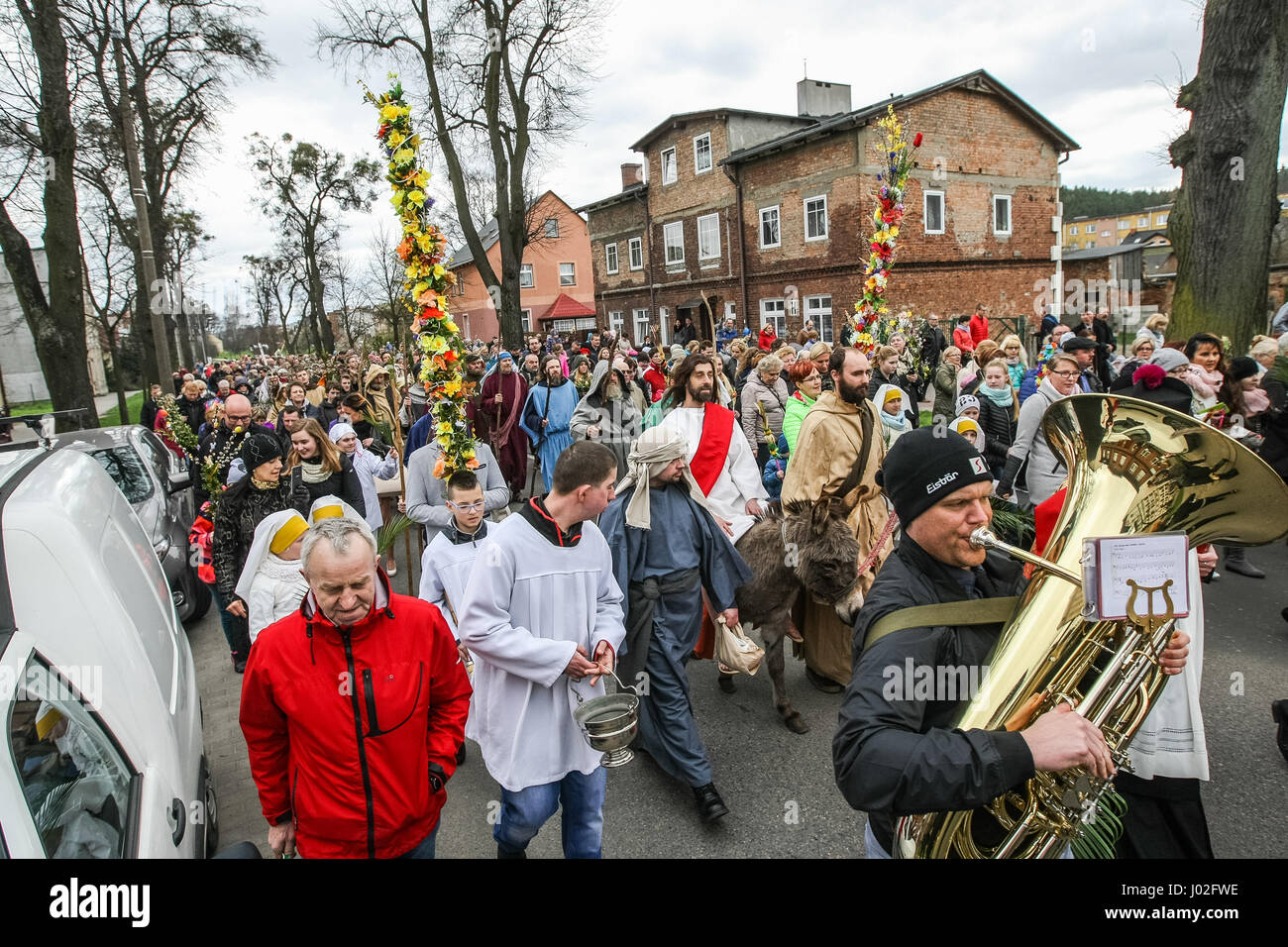 Wejherowo, Polen. 9. April 2017. Am Palmsonntag Prozession Teilnehmer werden am 9. April 2017 in Wejherowo, Polen gesehen. Am Palmsonntag fällt auf den Sonntag vor Ostern. Das fest erinnert an den Einzug Jesu in Jerusalem. Bildnachweis: Michal Fludra/Alamy Live-Nachrichten Stockfoto