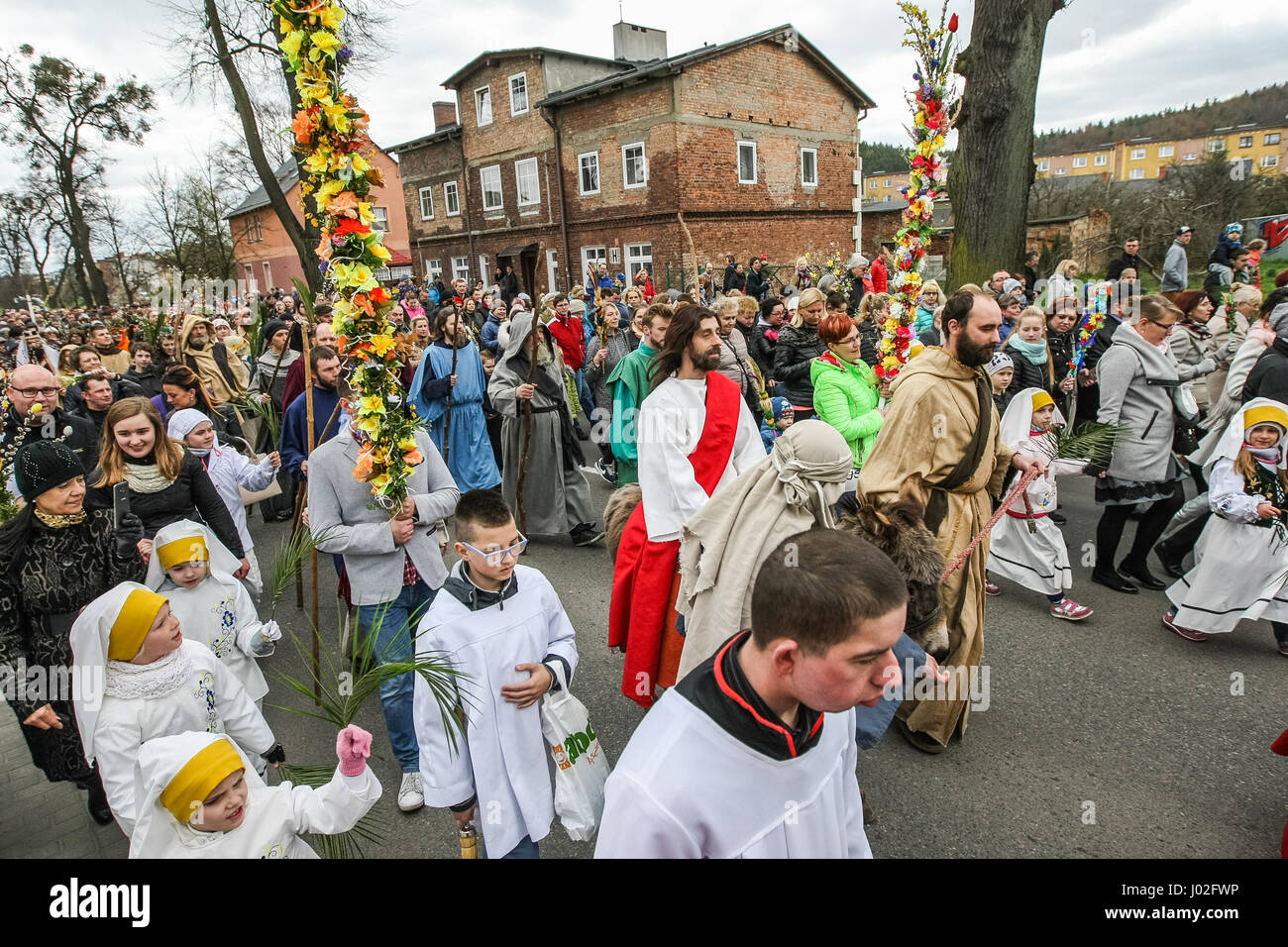 Wejherowo, Polen. 9. April 2017. Am Palmsonntag Prozession Teilnehmer werden am 9. April 2017 in Wejherowo, Polen gesehen. Am Palmsonntag fällt auf den Sonntag vor Ostern. Das fest erinnert an den Einzug Jesu in Jerusalem. Bildnachweis: Michal Fludra/Alamy Live-Nachrichten Stockfoto
