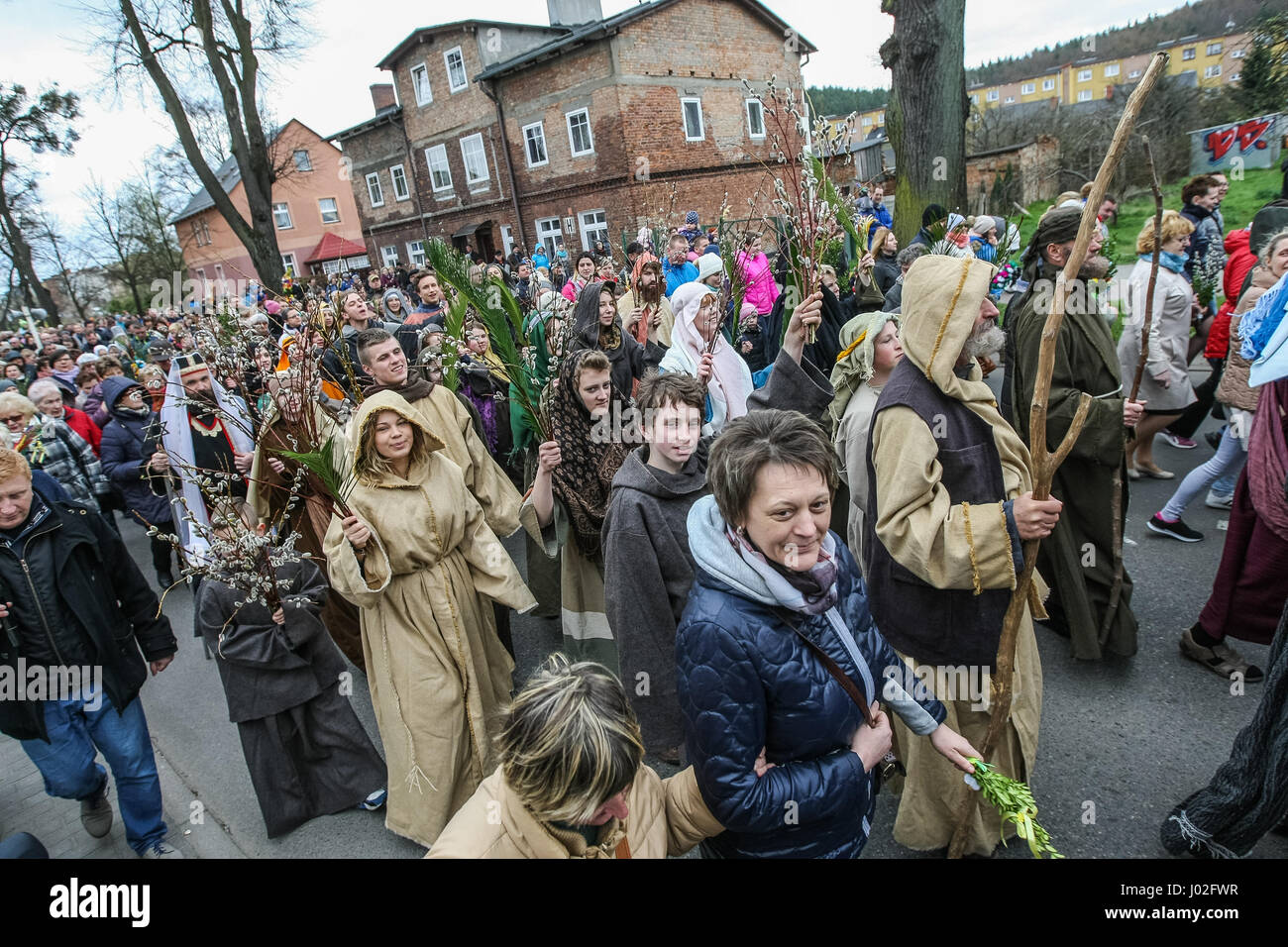 Wejherowo, Polen. 9. April 2017. Am Palmsonntag Prozession Teilnehmer werden am 9. April 2017 in Wejherowo, Polen gesehen. Am Palmsonntag fällt auf den Sonntag vor Ostern. Das fest erinnert an den Einzug Jesu in Jerusalem. Bildnachweis: Michal Fludra/Alamy Live-Nachrichten Stockfoto