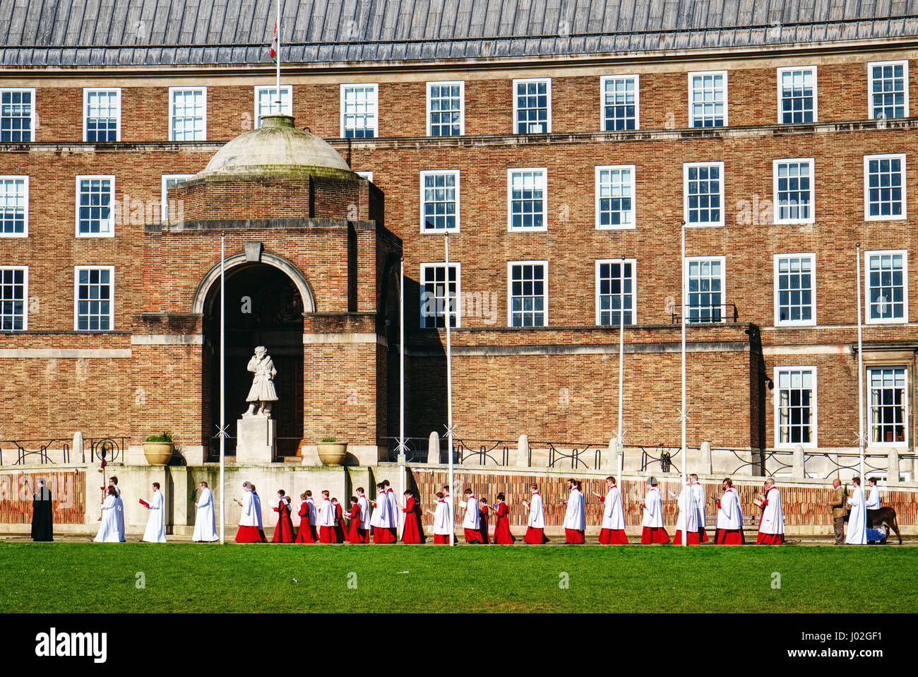Palmsonntag-Prozession in Bristol, unter der Leitung von Bristol Cathedral Choir, außerhalb Bristol Rathaus, gefolgt von einem Esel und Gemeinde. Stockfoto