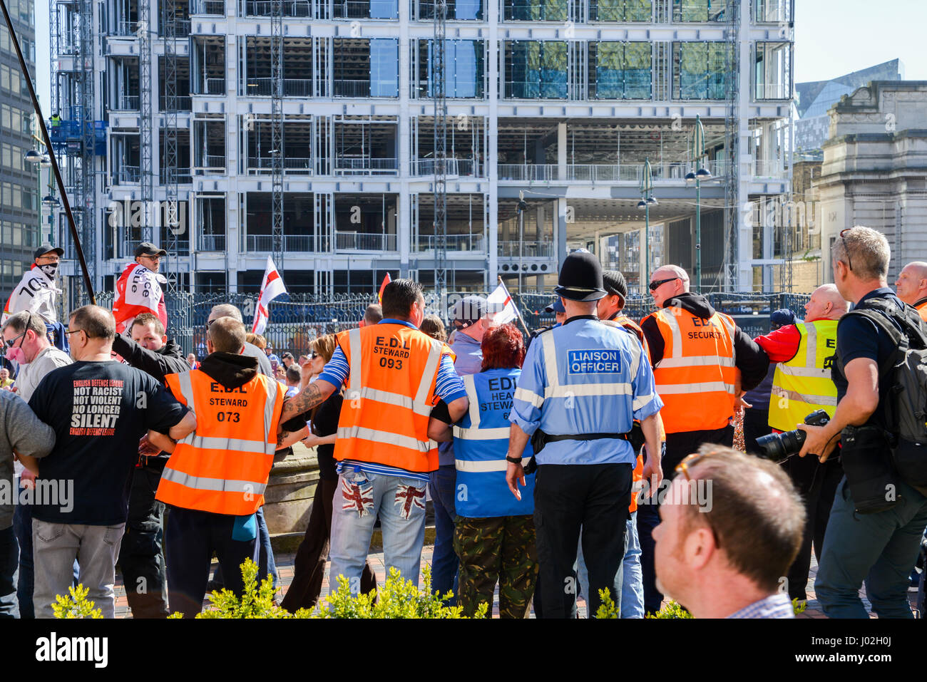 Birmingham, Vereinigtes Königreich. 8. April 2017. Über die Folgen der Terroranschläge in London am 22. März, der English Defence League (EDL) inszeniert eine Kundgebung zu protestieren, die "Islamisierung" des Vereinigten Königreichs, unter anderem Credit: Alexandre Rotenberg/Alamy Live News Stockfoto