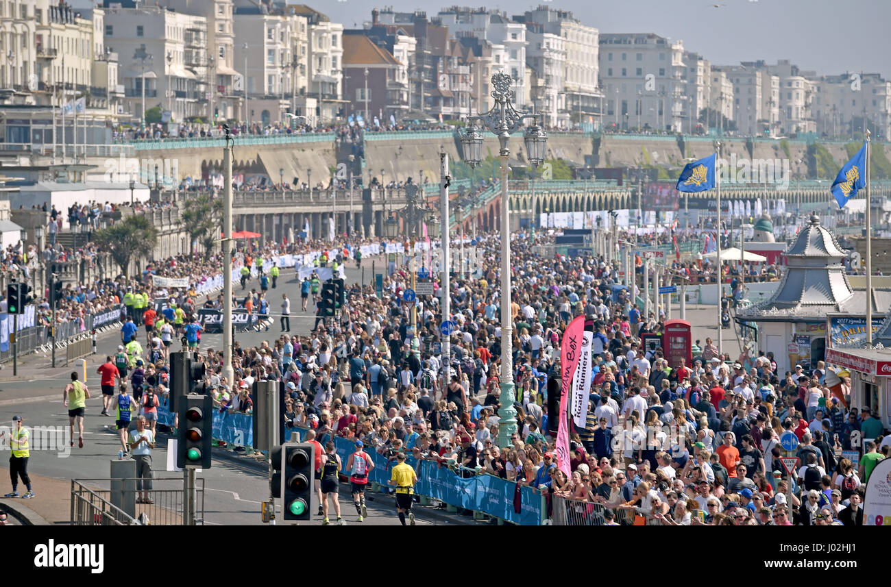 Brighton Marathon-Läufer auf der Strandpromenade 2017 UK Stockfoto