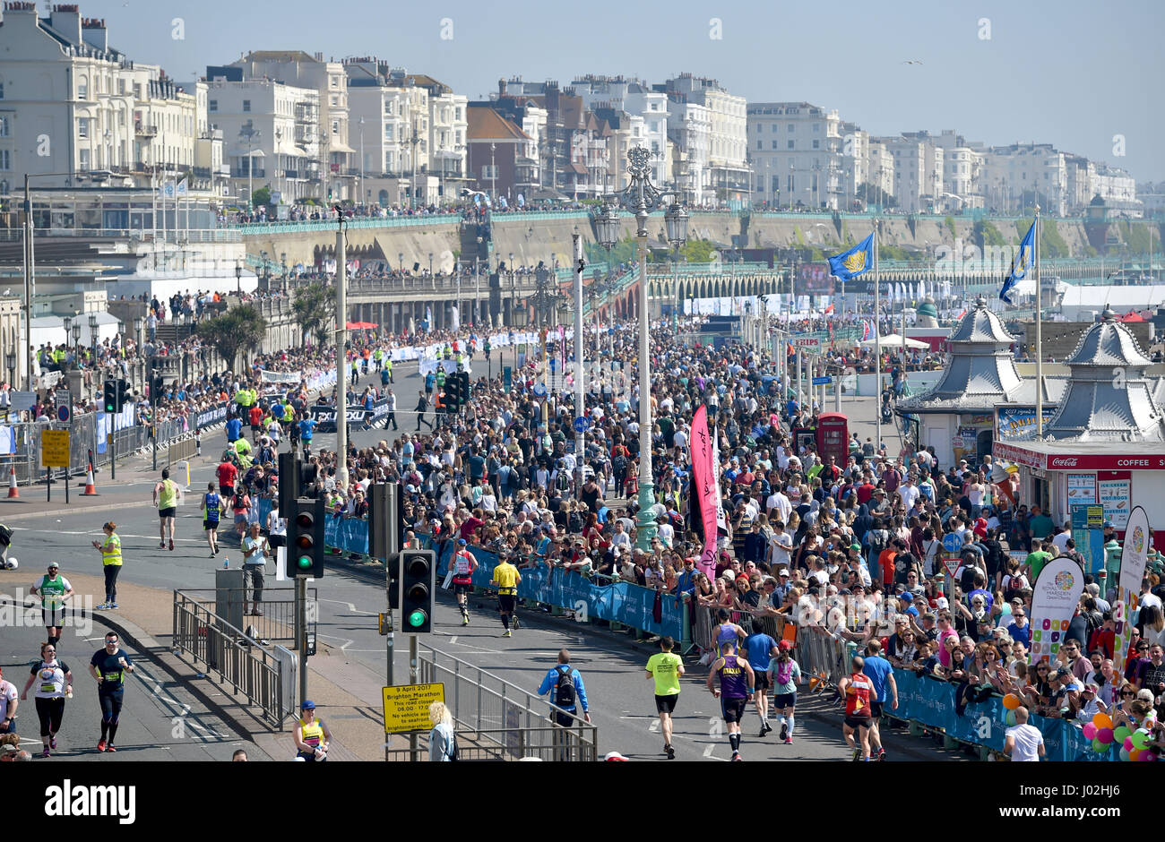 Brighton Marathon-Läufer auf der Strandpromenade 2017 UK Stockfoto