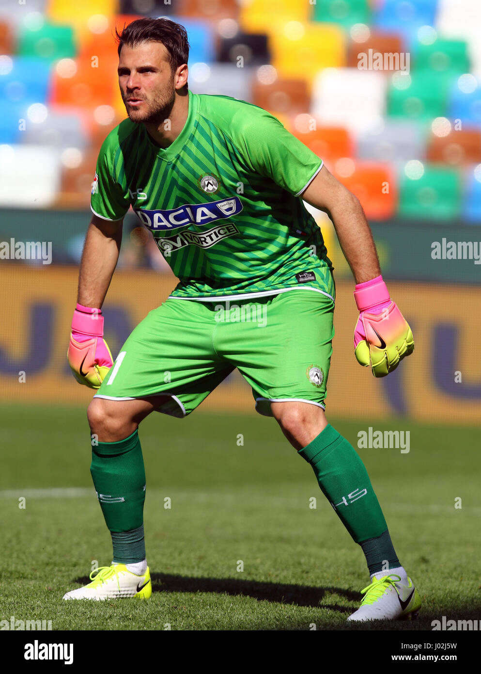 Udine, Friaul-Julisch Venetien. 9. April 2017. Italien, Udine: Udinese Torhüter Orestis Karnezis sieht, während die Serie A Fußballspiel zwischen Udinese Calcio V Genua FC Dacia Arena Stadion am 9. April 2017. Bildnachweis: Andrea Spinelli/Alamy Live-Nachrichten Stockfoto