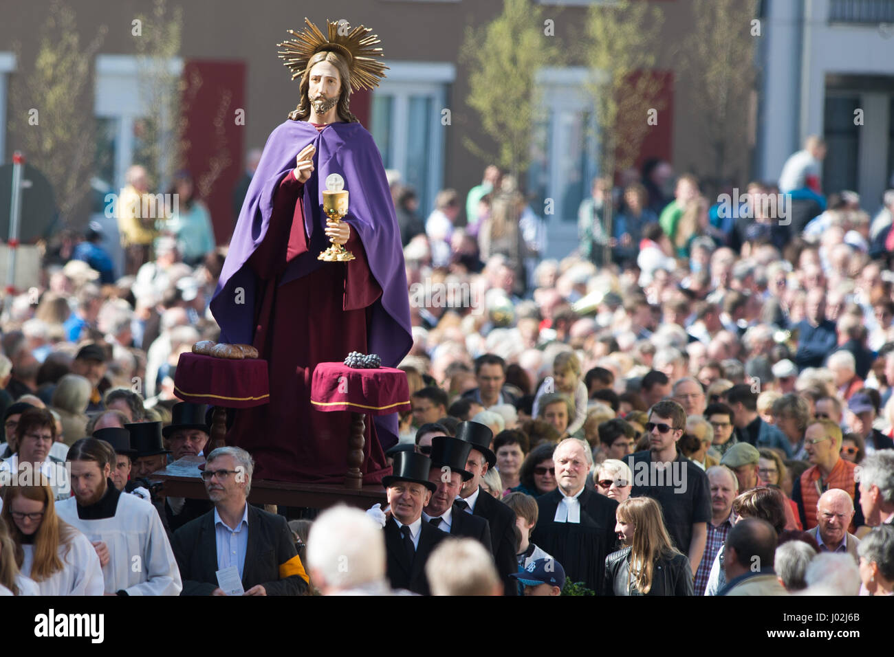 Katholische Gläubige lebensgroße Darstellungen repräsentieren das Leiden und Sterben Jesu Christi an die Palmprozession am Palmsonntag in Heiligenstadt, Deutschland, 9. April 2017 hochhalten. "Leiden"Prozession am Palmsonntag ist eines der größten dieser Art und findet immer am Sonntag vor Ostern statt. Foto: Swen Pförtner/dpa Stockfoto