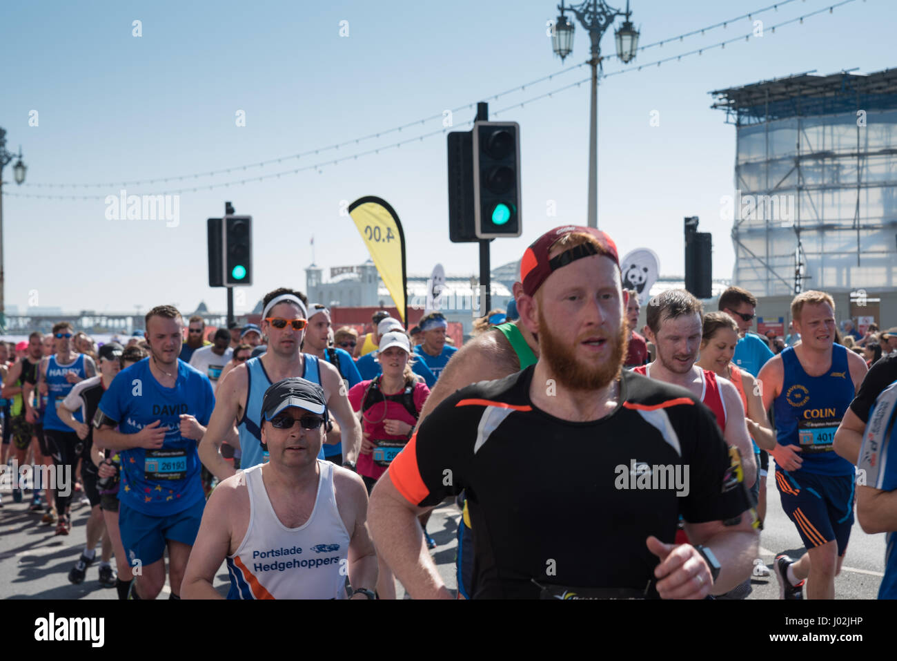 9. April 2017, Brighton UK. Mann läuft in Brighton Marathon-Wettbewerb Stockfoto