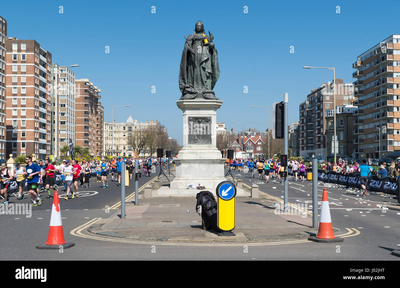 Brighton, UK. 9. April 2017. Grand Avenue, Hove mit Läufer läuft rauf und runter um eine Statue von Königin Victoria. Tausende von Menschen trotzten die Hitze am heißesten Tag des Jahres bis jetzt zur Teilnahme an der Brighton Marathon. Bildnachweis: Elizabeth Wake/Alamy Live-Nachrichten Stockfoto