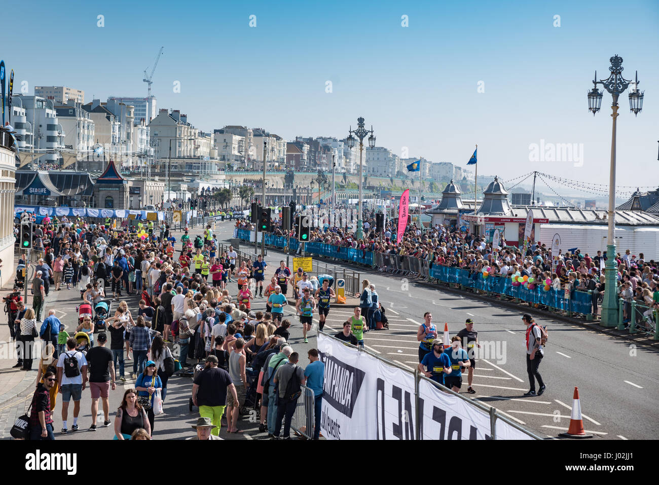 9. April 2017, Brighton, UK. Brighton Marathon. Wettbewerber und Massen von Menschen, die besser zu unterstützen Stockfoto