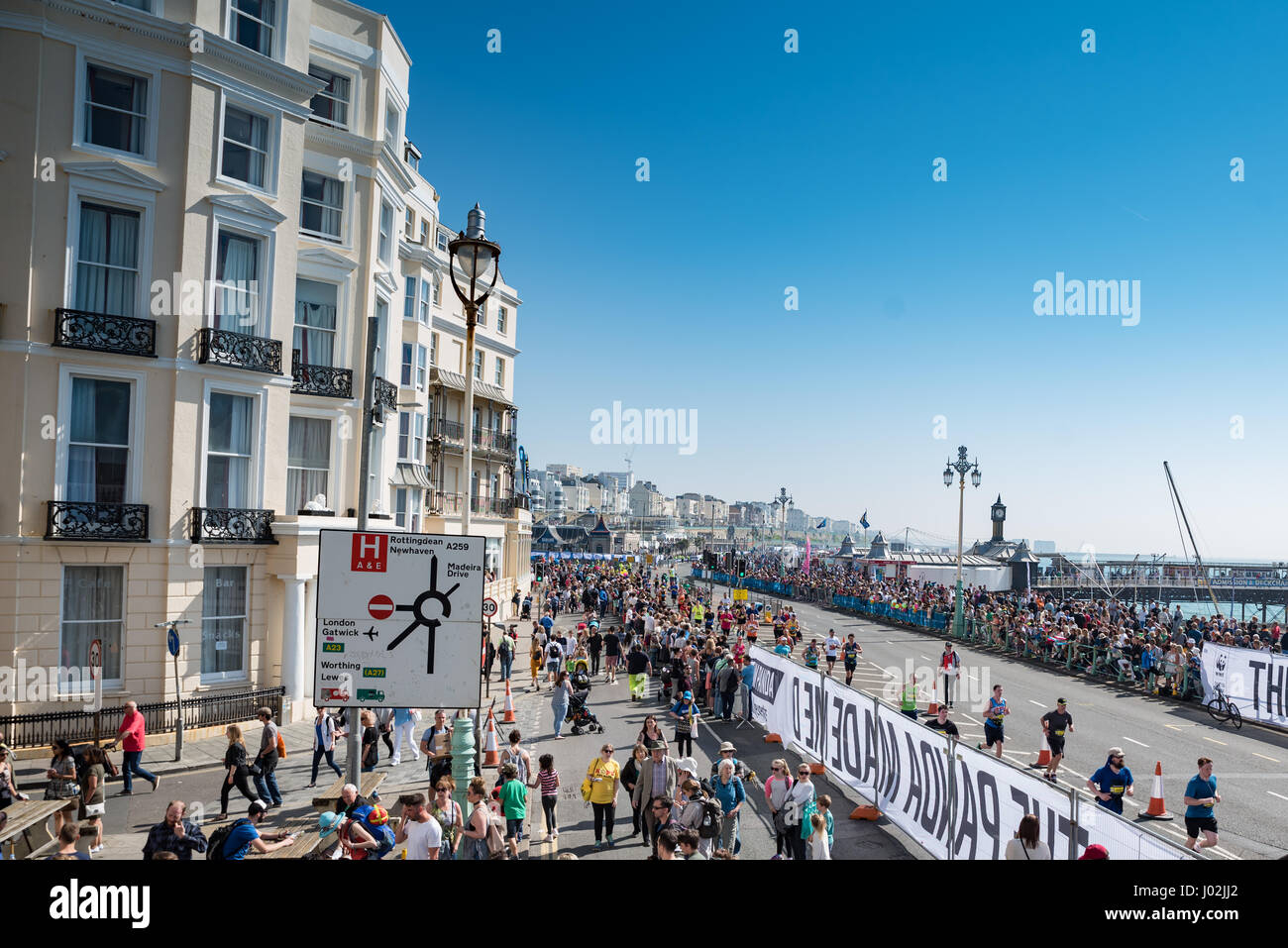 9. April 2017, Brighton, UK. Brighton Marathon. Wettbewerber und Massen von Menschen, die besser zu unterstützen Stockfoto