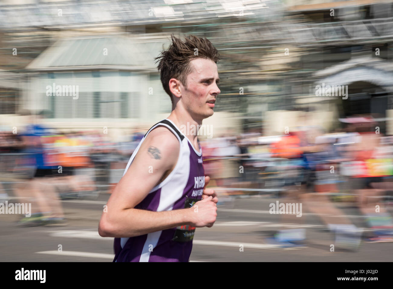 9. April 2017. Brighton, UK. Mann in Brighton Marathon Wettbewerb läuft. Stockfoto