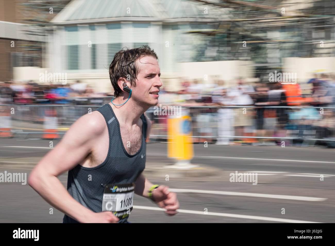 9. April 2017. Brighton, UK. Mann in Brighton Marathon Wettbewerb läuft. Stockfoto