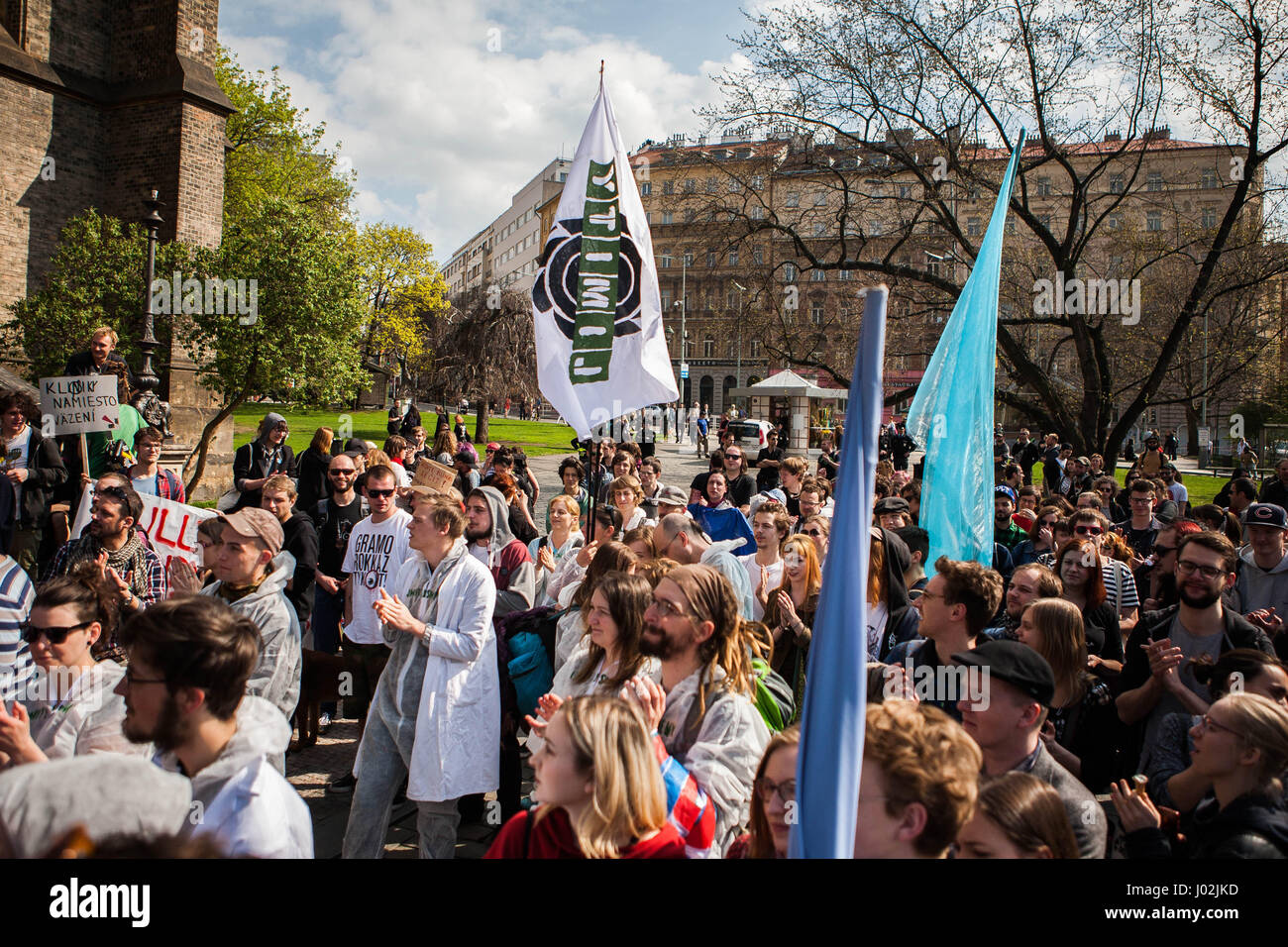 Ruinieren Sie 9. April 2017 - Klinika nicht, ruinieren Sie nicht unsere Stadt! Wenn sich nichts ändert, wird Klinika wahrscheinlich im Sommer vertrieben werden. Wir können das Blatt wenden '' "Demonstration für Klinika am 9. April Komm!. Klinika vibriert noch aus solchen Beziehungen, Begegnungen und Ereignisse, die sich getrampelt und verbannt aus den Augen in den Rest der Stadt zu finden. Eine verlassene, verfallende Hause, gemeinsam wieder aufzubauen, offen für den Austausch von Erfahrungen und wissen, Alternativkultur und die Organisation der radikalen Politik, die nicht wieder entfernt bevor das bräunliche autoritäre swoosh um uns herum. H Stockfoto