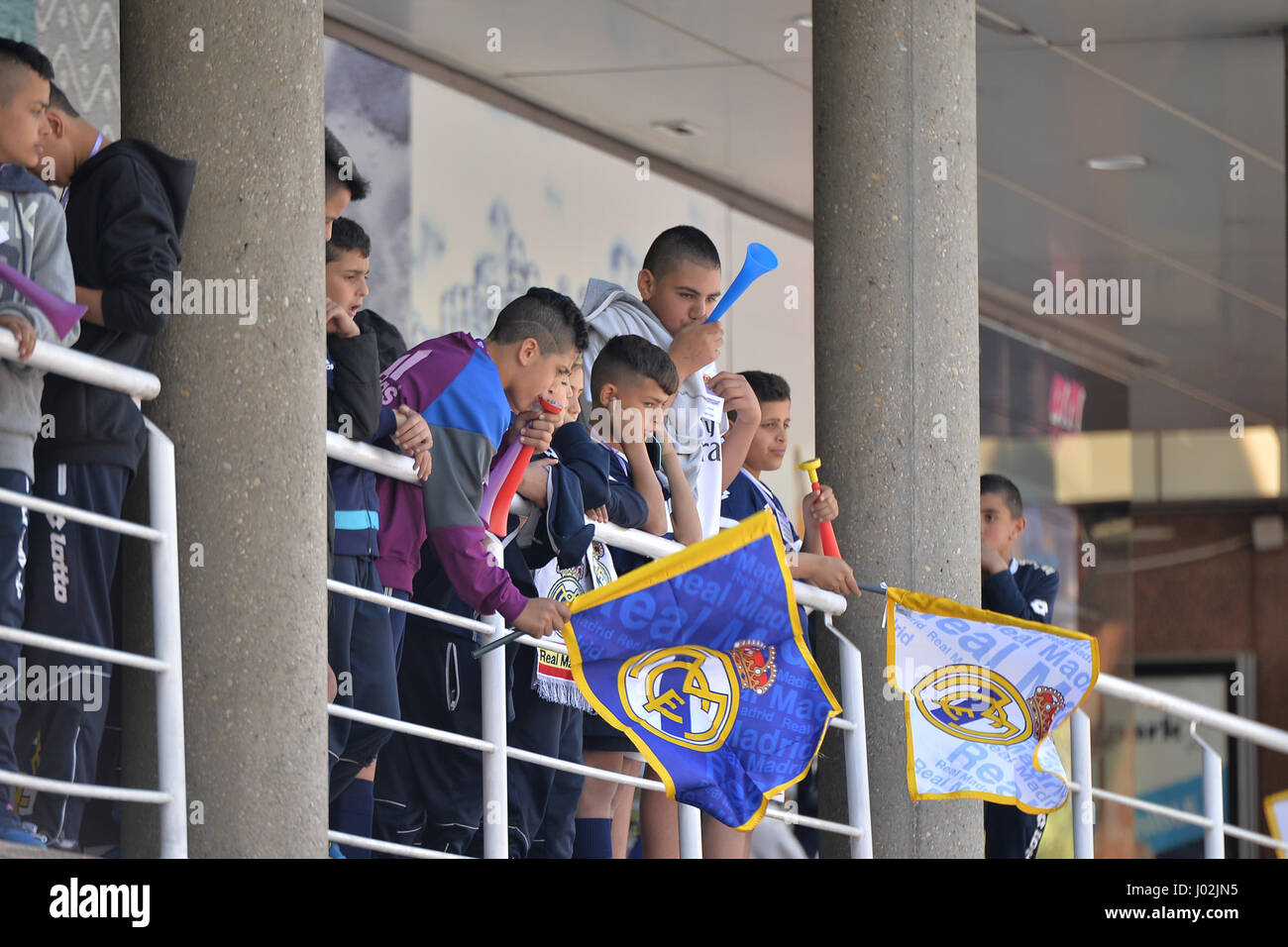 Madrid, Spanien. 8. April 2017. Real Madrid Fans vor La Liga Santander Spieltag 31 Spiel zwischen Real Madrid und Atlético de Madrid. 8. April 2017. Santiago-Bernabéu-Stadion, Madrid, Spanien.  Bildnachweis: VWPics/Alamy Live-Nachrichten Stockfoto