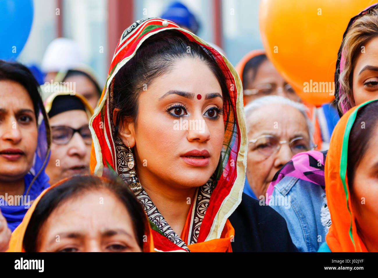 Glasgow, Schottland. 9. April 2017. Mehr als 1000 Mitglieder der Sikh-Gemeinde Schottlands trafen sich in Glasgow, das historische und religiöse Fest der VAISAKHI durch vom GURU NANAK Tempel in Otago Street zu den zentralen Gurdwara in Berkeley Street Parade feiern. Bei Berkeley Street nach Gebete und Segnungen setzten die Parade, drängten sich auf mehr als 2000 und die Hintergrundmusik der Dudelsack gespielt von einheimischen Kindern auf Pollokshields Bezirk für eine Straße Messe und weitere feiern. Bildnachweis: Findlay/Alamy Live-Nachrichten Stockfoto