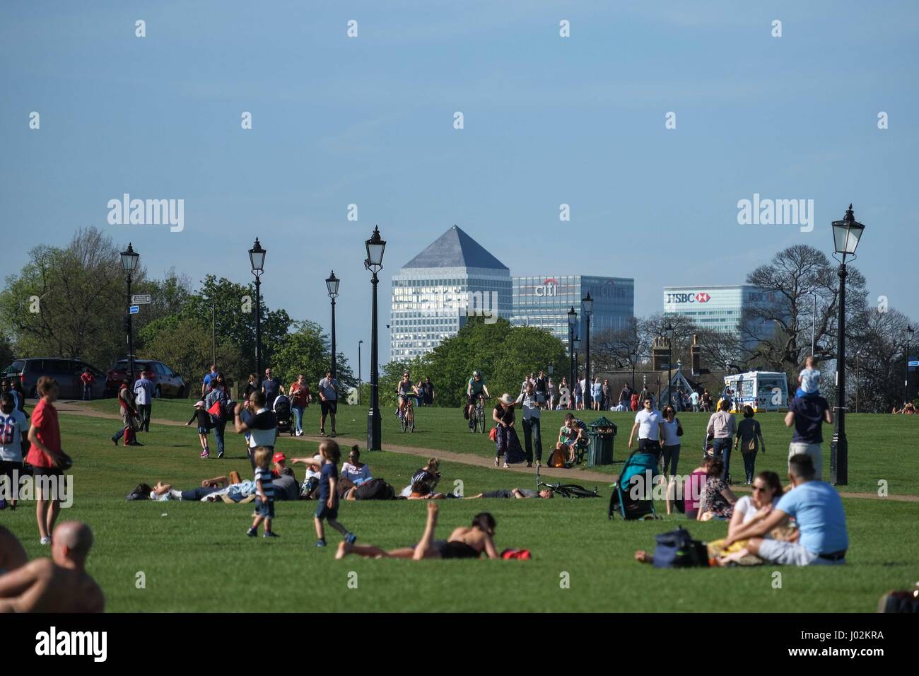London, UK. 9. April 2017. Londoner nehmen zu Blackheath am heißesten Tag des Jahres so weit mit Tempertures 25c erreicht. Kredit: Claire Doherty/Alamy Live News Stockfoto