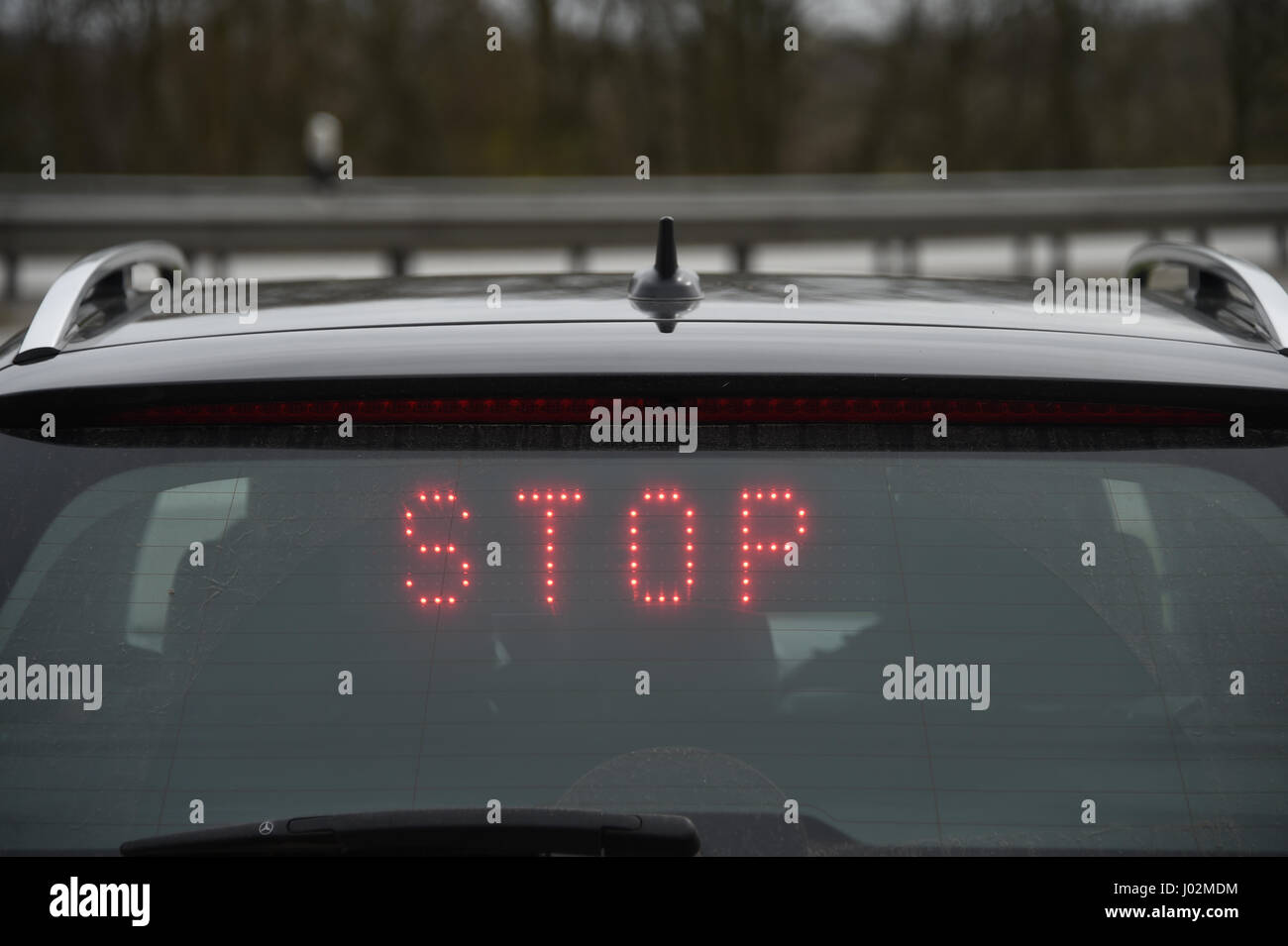 Polizei Auto mit dem deutschen Wort für Stop! In der Anzeige auf blau  umgestellt werden, Rundumleuchte Stockfotografie - Alamy