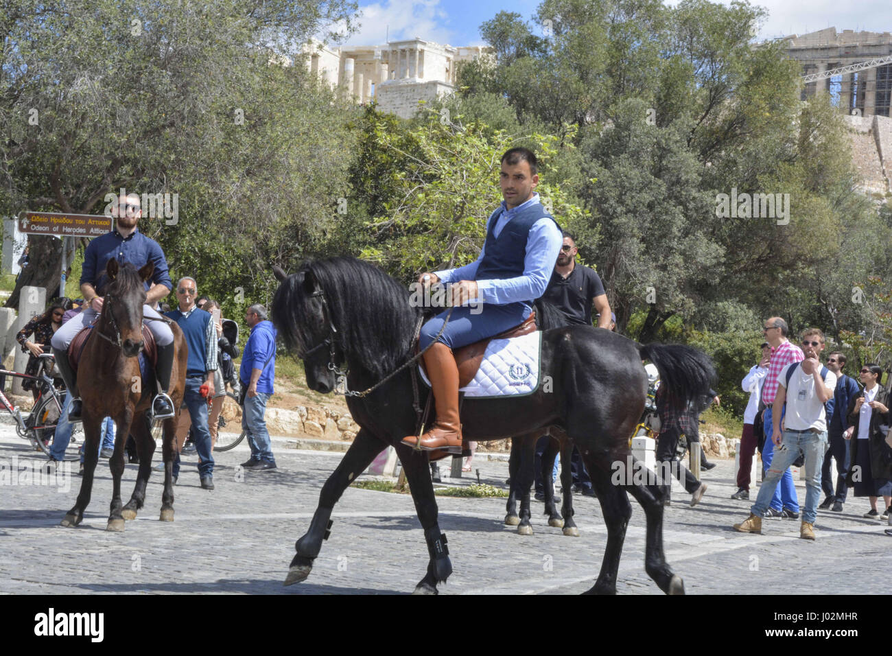 Athen, Griechenland. 9. April 2017. Reiter gehen mit ihren Pferden vor der Akropolis in Athen, Griechenland. Es ist die Eröffnungsveranstaltung der Athen-Kassel Fahrt, St. Sophia Kirche der Akropolis auf Dionysiou Areopagitou Street ab. Es ist inspiriert von Aimé Tschiffelys Wanderung von Buenos Aires nach New York (1925'' "28). Die Fahrt von Athen-Kassel ist von Ross Birrell in Zusammenarbeit mit Peter van der Gugten konzipiert. Die internationale Kunstausstellung Documenta 14 wird zum ersten Mal vom 08 April bis 16. Juli 2017 in Athen und vom 10. Juni bis 17. September 2017 in Kassel gezeigt. (Cred Stockfoto