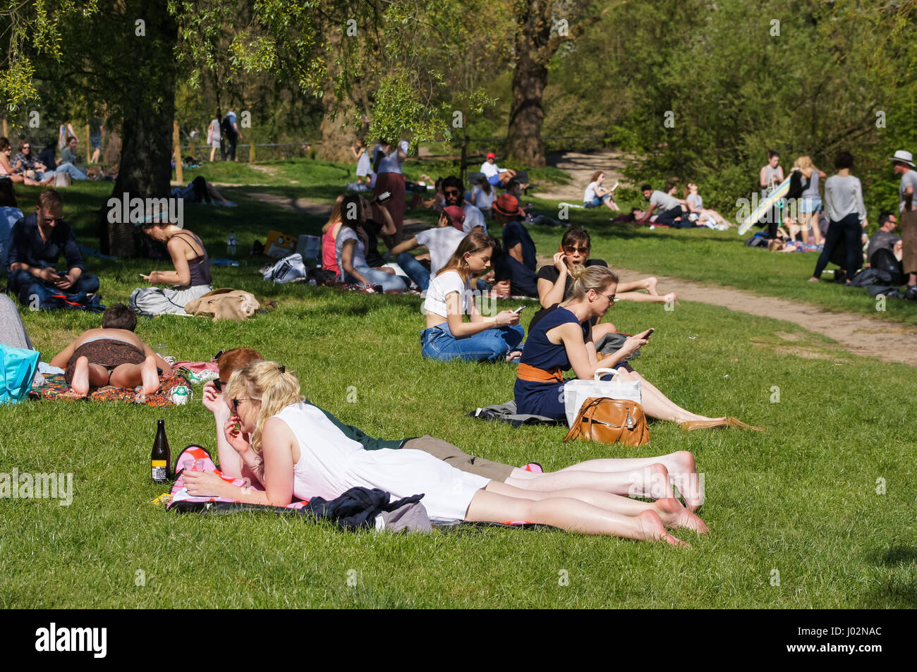 Londoners genießen Sie warmen und sonnigen Tag in Hampstead Heath, London, England, Vereinigtes Königreich, Großbritannien Stockfoto