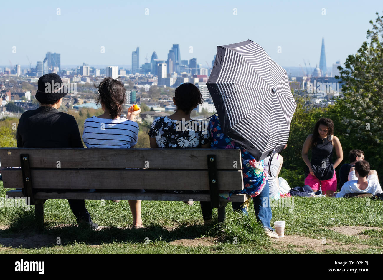 Londoners Genießen Sie einen heißen Tag auf dem Parliament Hill in Hampstead Heath, London England Großbritannien Stockfoto