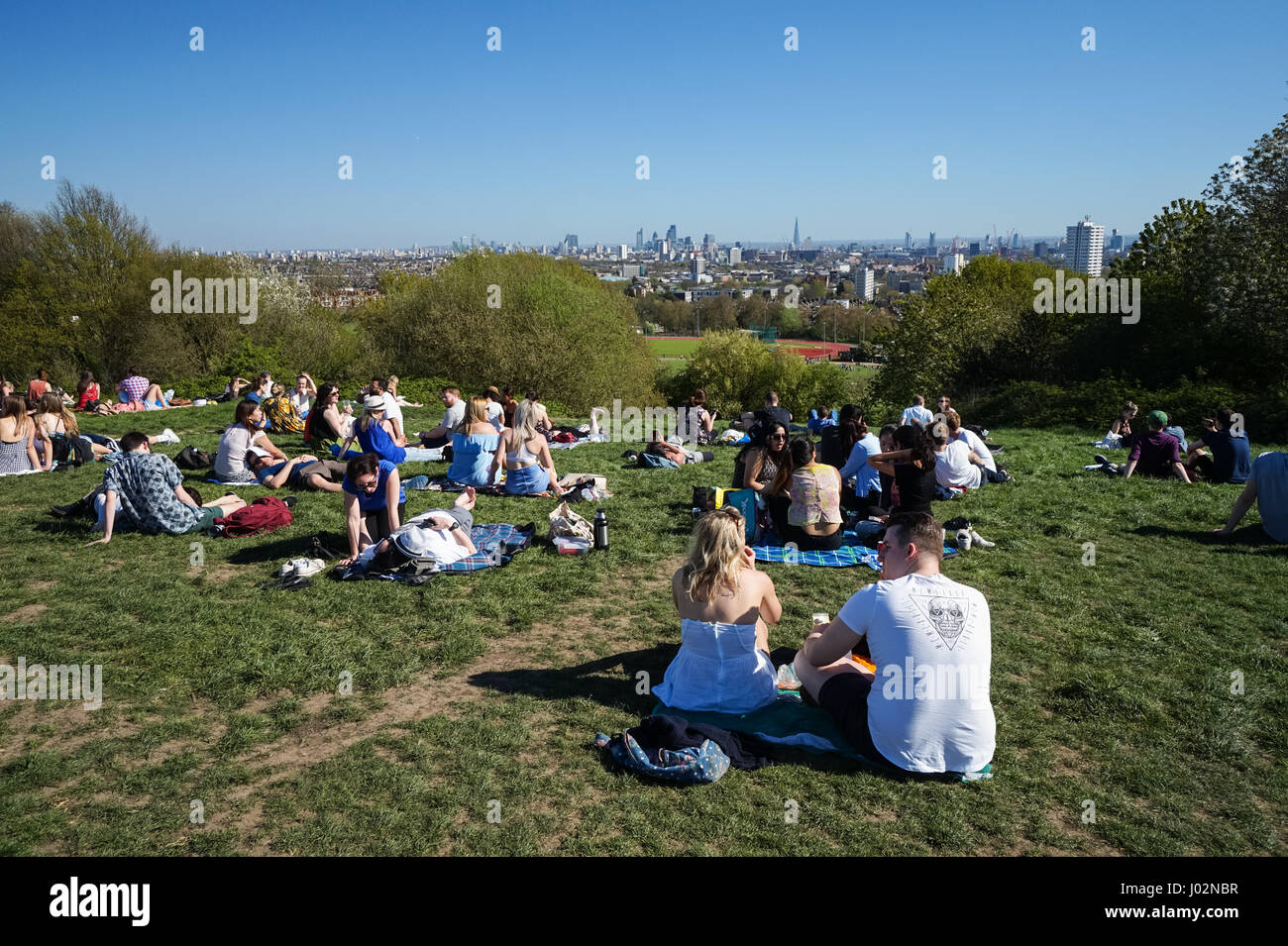 Londoners Genießen Sie einen heißen Tag auf dem Parliament Hill in Hampstead Heath, London England Großbritannien Stockfoto