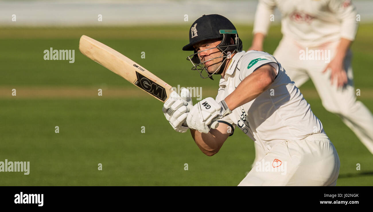 London, UK. 9. April 2017. Jonathan Trott mit der Wimper für Warwickshire gegen Surrey am dritten Tag des Specsavers County Championship Games im Oval. David Rowe/Alamy Live news Stockfoto