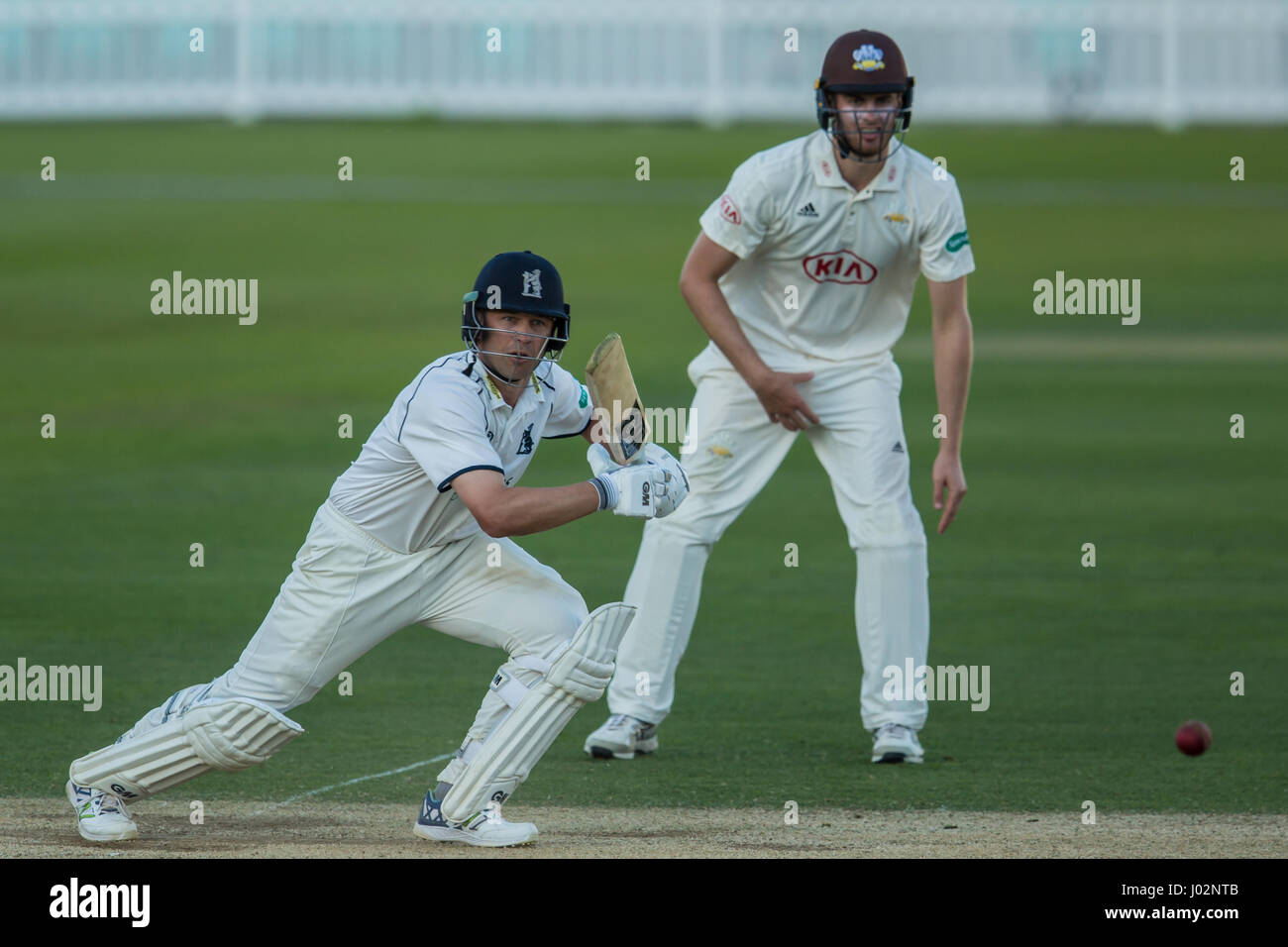 London, UK. 9. April 2017. Jonathan Trott mit der Wimper für Warwickshire gegen Surrey am dritten Tag des Specsavers County Championship Games im Oval. David Rowe/Alamy Live news Stockfoto