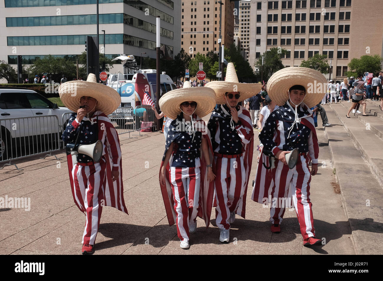 Dallas, Texas. 9. April 2017. Demonstranten in Sternen und Streifen Kundgebung zur Unterstützung der Immigration Reform gekleidet. Keith Adamek/Alamy Live-Nachrichten Stockfoto