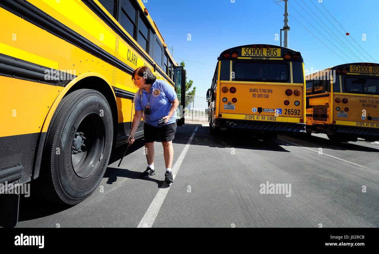 Las Vegas, Nevada, USA. 24. August 2012. Schulbusfahrer Dede Chavez ist  eine Pre-Trip-Inspektion auf ihren Bus an der Clark County School District  Wallace Transport Hof 24. August 2012, in Las Vegas, Nevada.