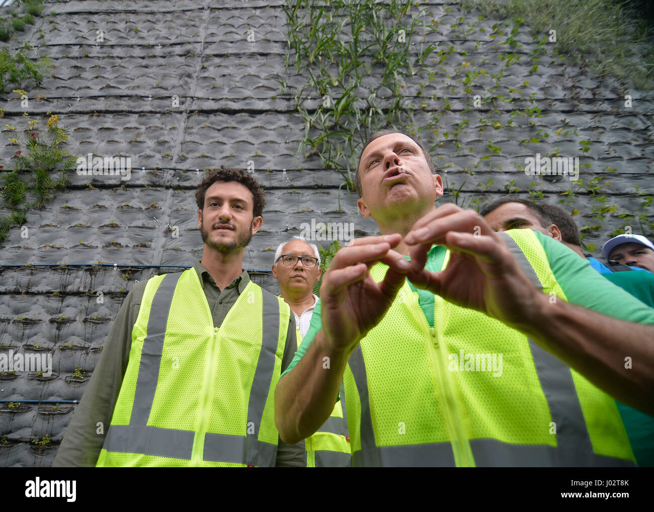 Bürgermeister João Doria beteiligt sich an den Abschluss der ersten Phase der Installation von der grüne Korridor Avenida 23 de Maio, in der Nähe von Park Ibirapuera, südlichen Zone von São Paulo, heute Nachmittag, 09. (FOTO: FOTOPRESSE LEVI BIANCO/BRASILIEN) Stockfoto