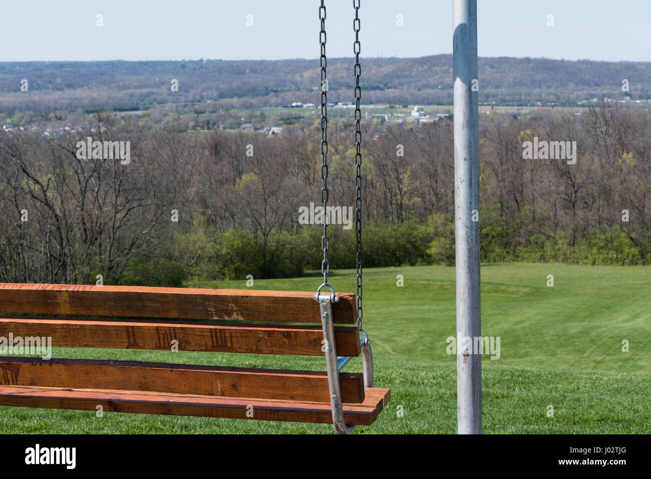 Sitzen auf einer Parkbank, die Aussicht genießen Stockfoto