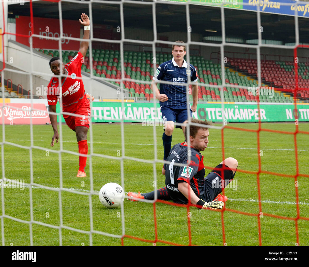 Sport, Fußball, Regionalliga West, 2016/2017, Rot Weiss Oberhausen gegen SC Wiedenbrueck 2000 3:1, Stadion Niederrhein in Oberhausen, Szene vor dem 1:1-Ausgleich-Tor nach Oberhausen, v.l.n.r.: Torschütze Arnold Budimbu (RWO), Julian Wolff (SCW), Keeper Marcel Hölscher (SCW) Stockfoto