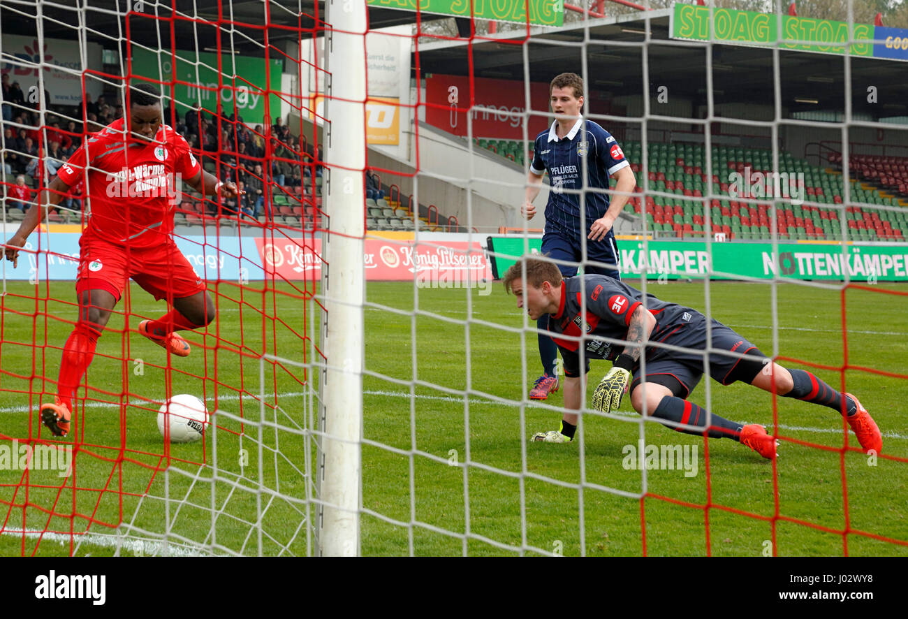 Sport, Fußball, Regionalliga West, 2016/2017, Rot Weiss Oberhausen gegen SC Wiedenbrueck 2000 3:1, Stadion Niederrhein in Oberhausen, Szene des Spiels, 1:1 Ausgleich Ziel nach Oberhausen, v.l.n.r.: Torschütze Arnold Budimbu (RWO), Keeper Marcel Hölscher (SCW), Julian Wolff (SCW) Stockfoto