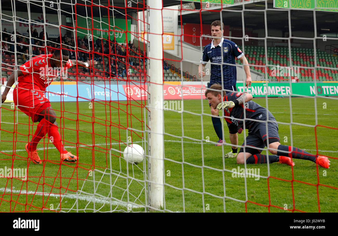 Sport, Fußball, Regionalliga West, 2016/2017, Rot Weiss Oberhausen gegen SC Wiedenbrueck 2000 3:1, Stadion Niederrhein in Oberhausen, Szene des Spiels, 1:1 Ausgleich Ziel nach Oberhausen, v.l.n.r.: Torschütze Arnold Budimbu (RWO), Keeper Marcel Hölscher (SCW), Julian Wolff (SCW) Stockfoto
