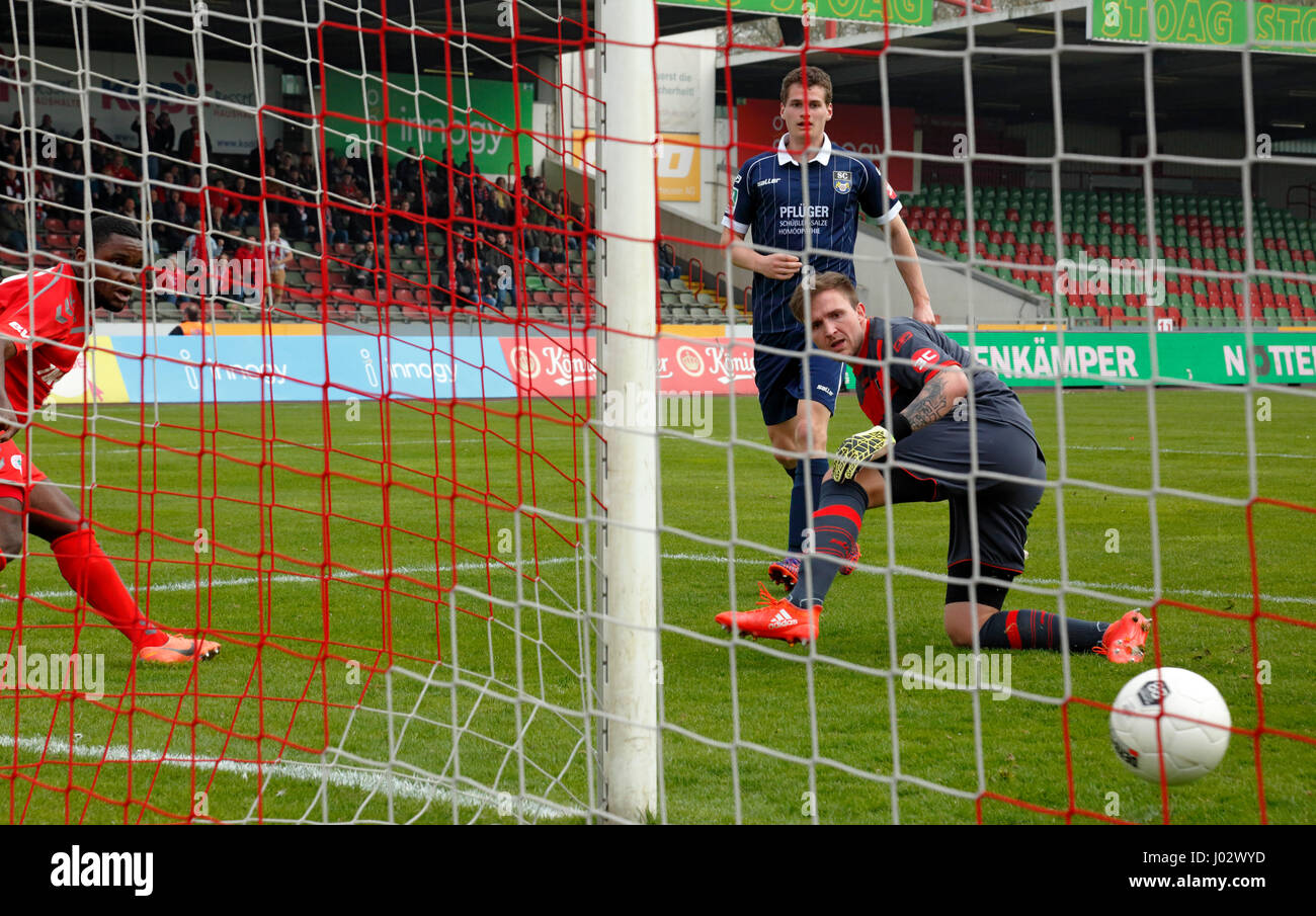 Sport, Fußball, Regionalliga West, 2016/2017, Rot Weiss Oberhausen gegen SC Wiedenbrueck 2000 3:1, Stadion Niederrhein in Oberhausen, Szene des Spiels, 1:1 Ausgleich Ziel nach Oberhausen, v.l.n.r.: Torschütze Arnold Budimbu (RWO), Julian Wolff (SCW), Keeper Marcel Hölscher (SCW) Stockfoto