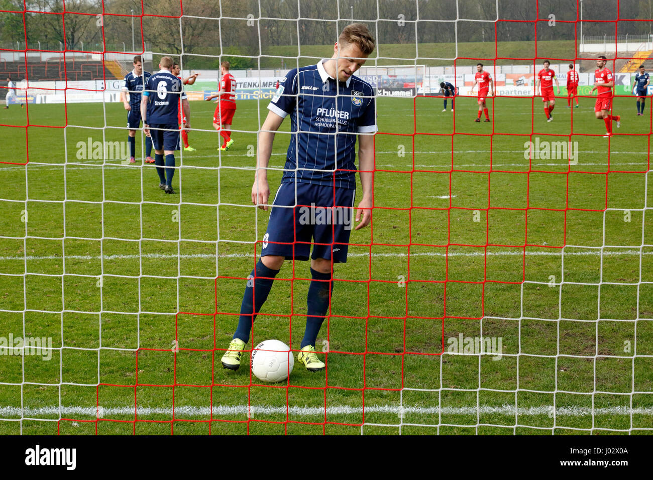 Sport, Fußball, Regionalliga West, 2016/2017, Rot Weiss Oberhausen Vs SC Wiedenbrueck 2000 3:1, Stadion Niederrhein in Oberhausen, Oberhausen, Torschütze Raphael Steinmetz (RWO) 3:1 Ziel hinter 4.f.l., Oliver Zech (SCW) holt den Ball aus dem Netz, frustration Stockfoto