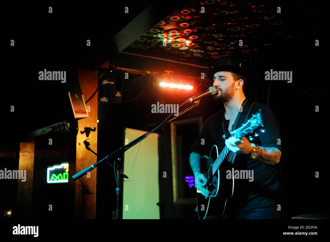 Mark Ballas die live bei den VH1 Rock The Schulen Konzert im The Mint am 11. Dezember 2015 in Los Angeles, Kalifornien. Stockfoto