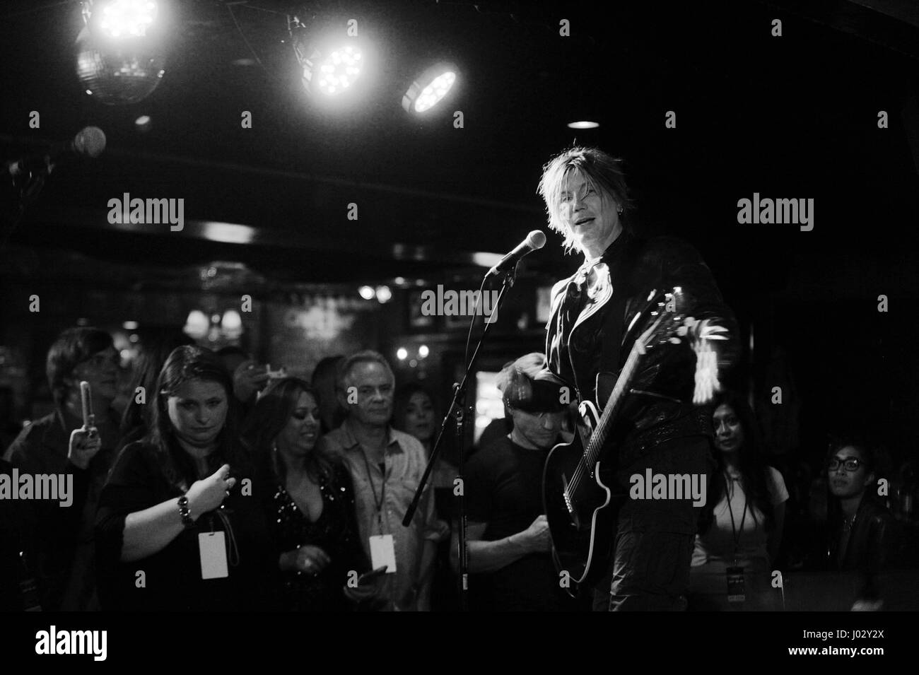 Johnny Rzeznik von Goo Goo Dolls führt eine akustische festgesetzt auf VH1 Rock The Schulen Konzert The Mint am 11. Dezember 2015 in Los Angeles, Kalifornien. (Digital veränderten schwarz und weiß) Stockfoto