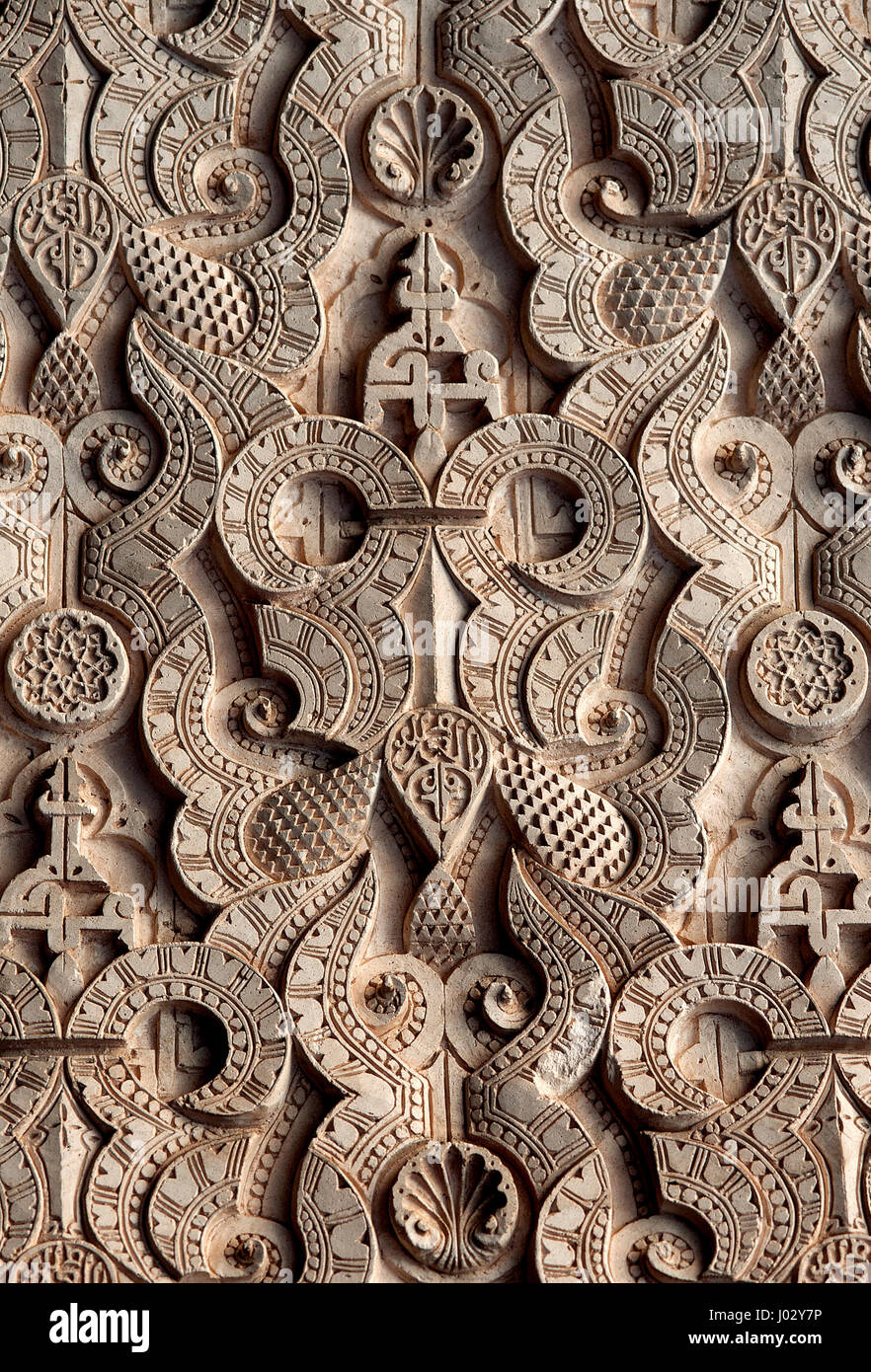 Islamische Symbole und Heilige Geometrie schmückt die Wände und Decken von Ben Youssef "Madrasa" im Bereich der Medina von Marrakesch in Marokko. Stockfoto