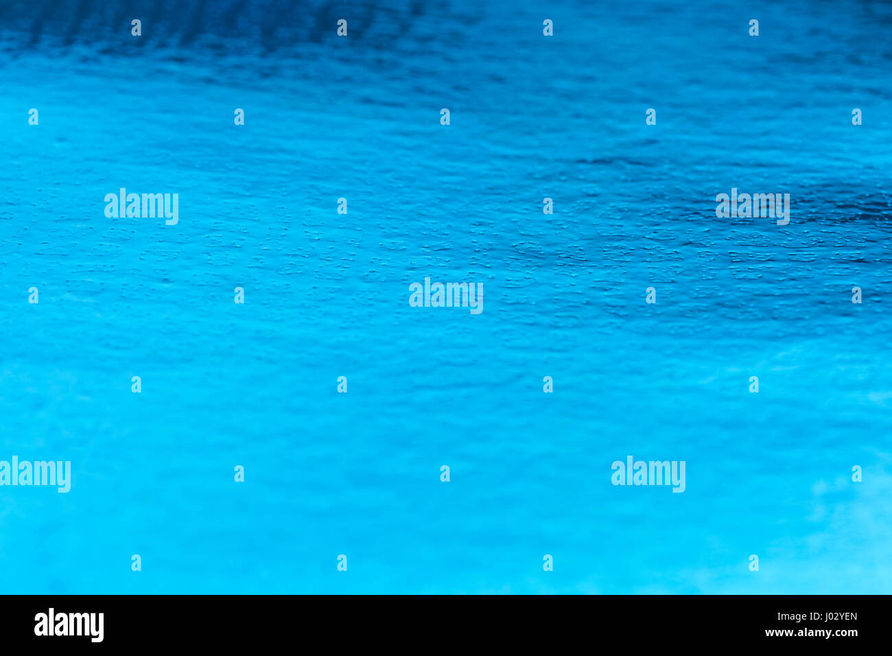 Abstrakter blauer Hintergrund für Website-Wallpaper, außerirdische Landschaft oder Welt. Abstrakt Weltwassertag, Metapher des Wassertages. Wasserhandelsmarkt Stockfoto