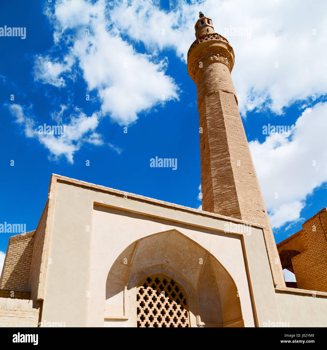 Unschärfe im Iran islamische Mausoleum alte Architektur Moschee Minarett in der Nähe der Himmel verschwimmen Stockfoto