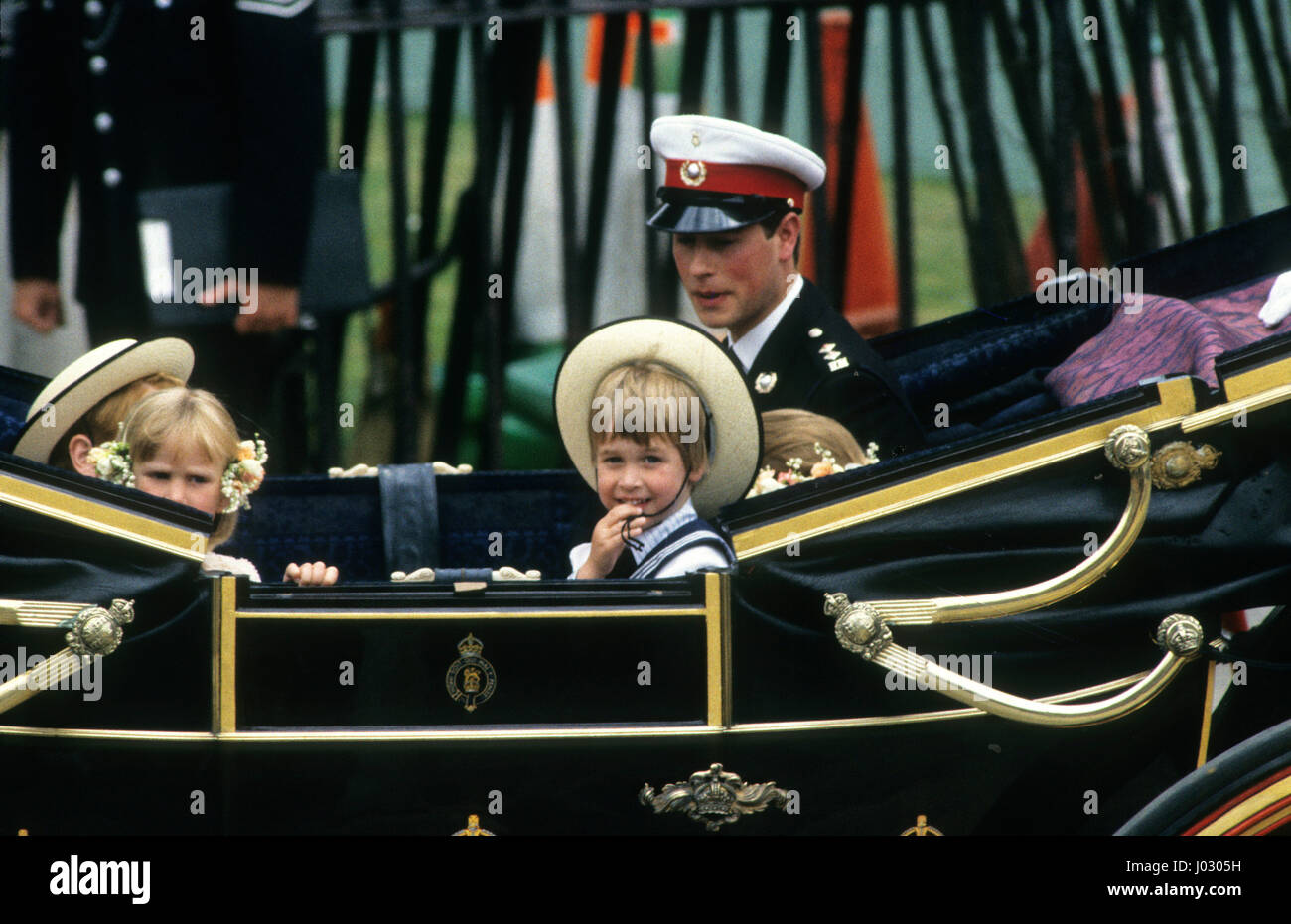 Prinz William und Prinz Edward Rückkehr zum Buckingham Palace mit dem Bus nach der Hochzeit von Prinz Andrew und Sarah Ferguson 1986 Stockfoto