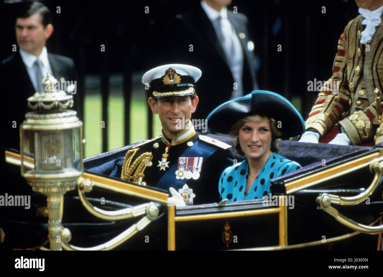 Prinz Charles und Prinzessin Diana, die Rückkehr zum Buckingham Palace mit dem Bus nach der Hochzeit von Prinz Andrew und Sarah Ferguson 1986 Stockfoto