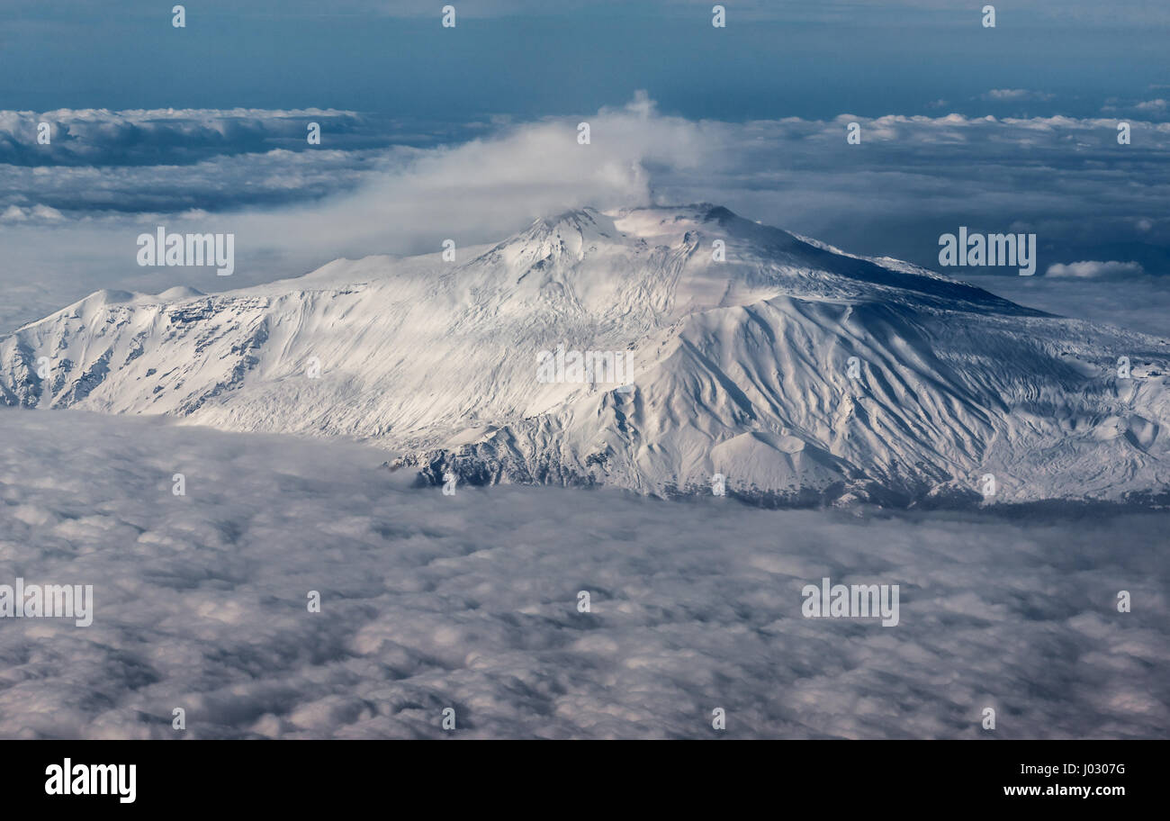 Luftbild vom Flugzeugfenster auf den Ätna Vulkan auf der Insel Sizilien, Italien Stockfoto