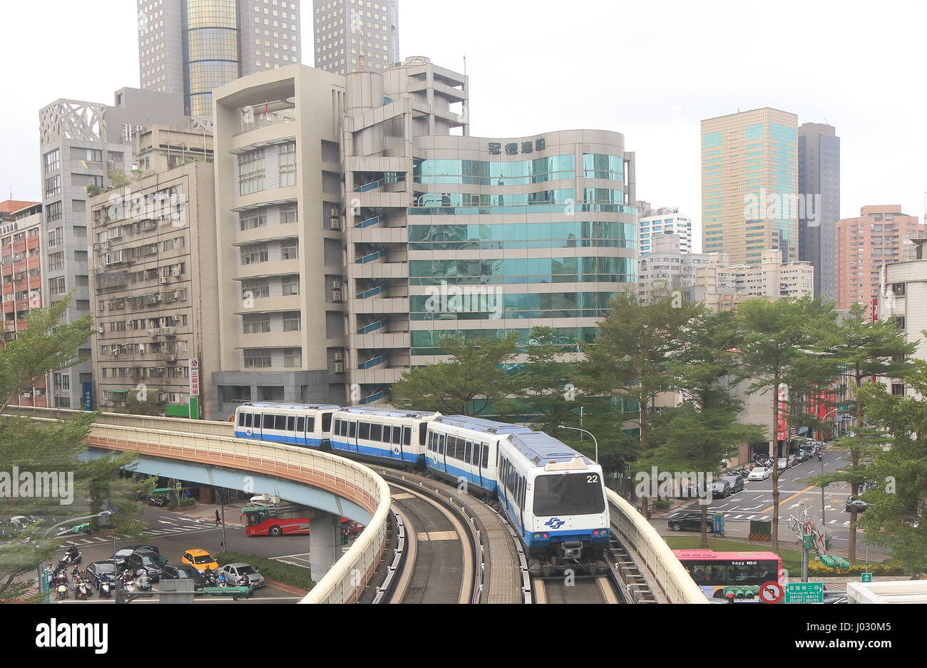 U-Bahn-Zug läuft in der Innenstadt von Taipeh. Stockfoto