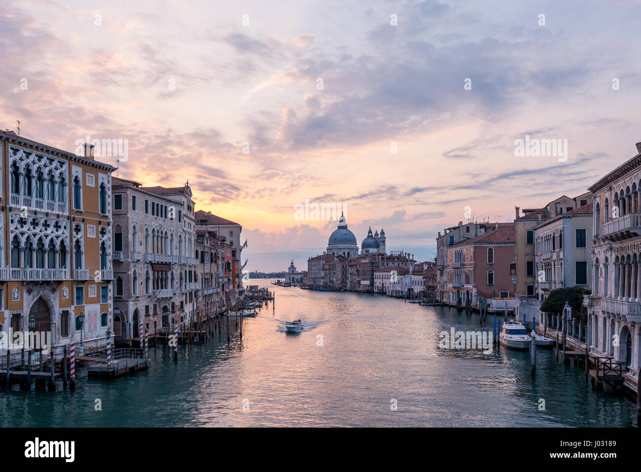 Canal Grande gesehen von Ponte Dell Accademia mit Basilika di Santa Maria della Salute in Venedig, Hintergrund Stockfoto