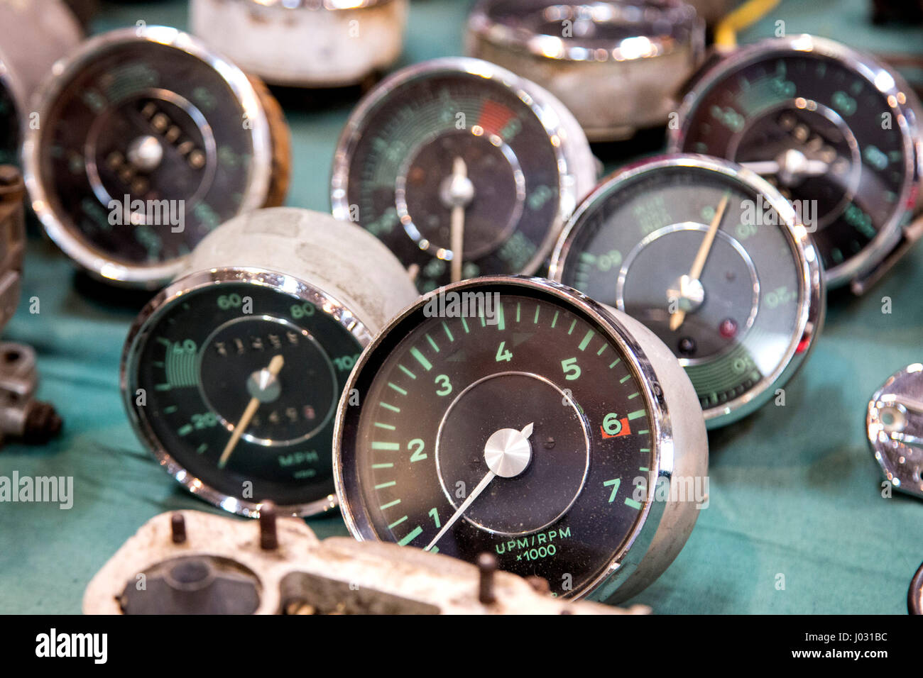 Tachometer und Drehzahlmesser auf der Techno Classica Motor Show in Essen, Deutschland Stockfoto